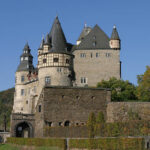 Erek Erek Menginap di Kastil Tua 2D 3D 4D Menurut Buku Mimpi Terbaru 2026