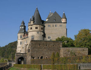 Erek Erek Menginap di Kastil Tua 2D 3D 4D Menurut Buku Mimpi Terbaru 2026